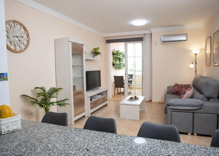 Apto Isa: Amplio Y Acogedor Apto De 75M Con Terraza, Aire Acondicionado Y Parking Gratuito