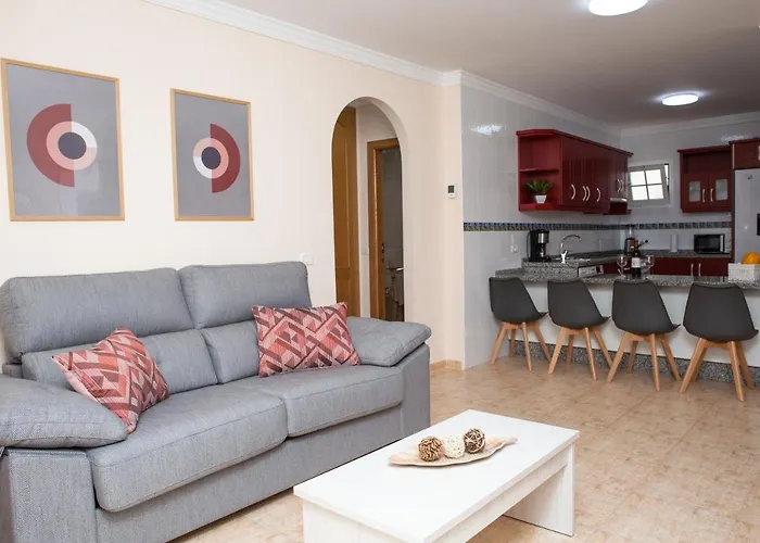 Apto Isa: Amplio Y Acogedor Apto De 75M Con Terraza, Aire Acondicionado Y Parking Gratuito